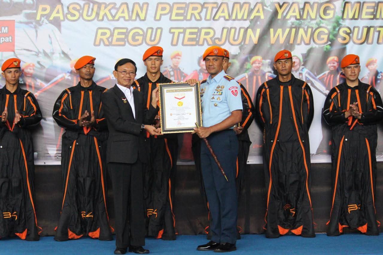 Kopasgat Cetak Sejarah! Jadi Pasukan Pertama Punya Regu Terjun Wingsuit, Raih Rekor MURI