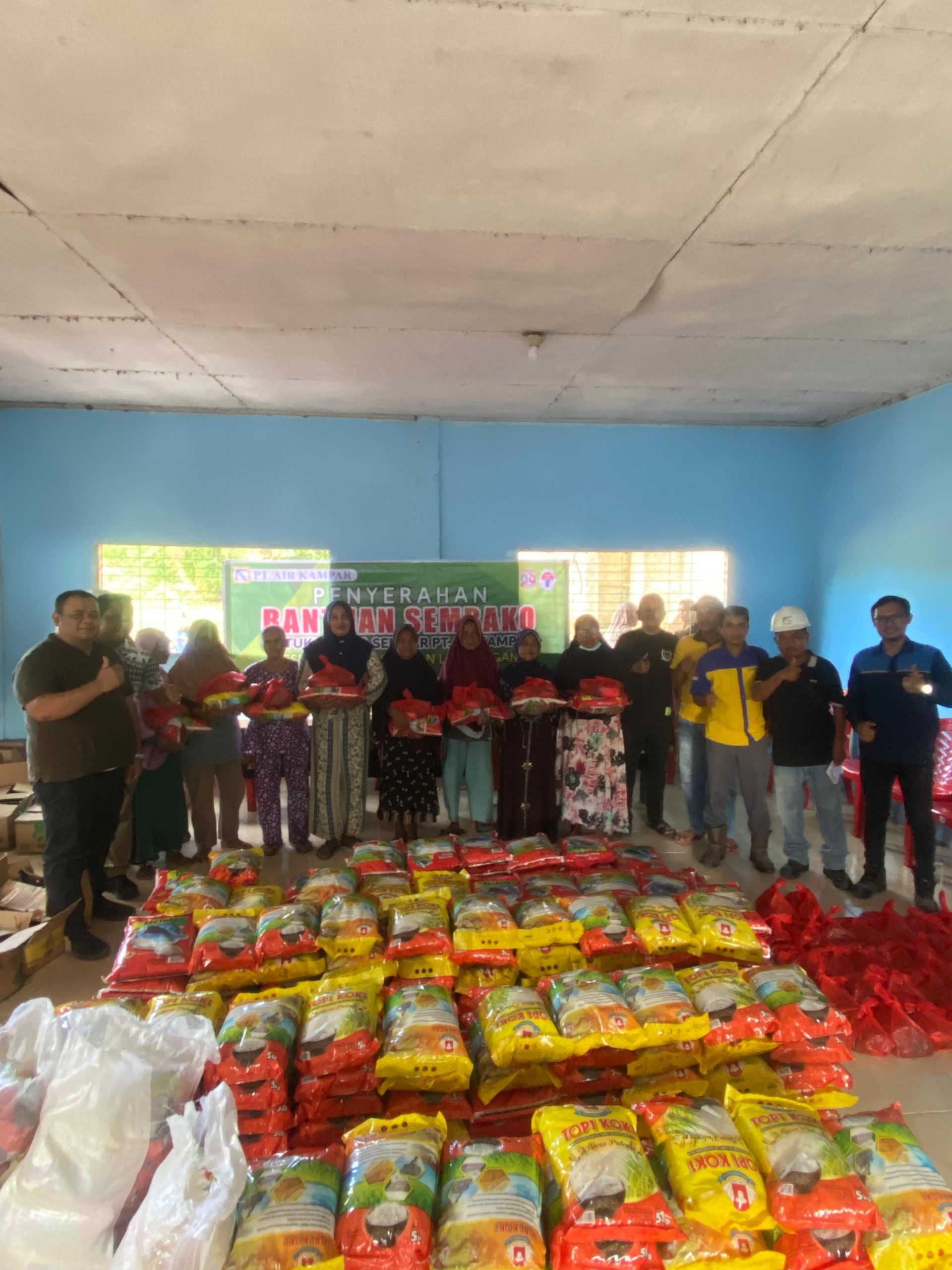 PT. Air Kampar Grup berkolaborasi dengan Aliansi Birandang Menggugat salurkan CSR Sembako Tebar Kasih kepada warga terdampak