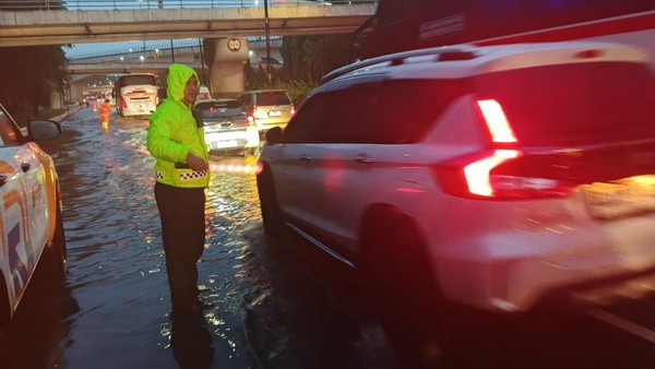 Sejumlah Titik Jalan di Jakarta Timur Tergenang, Lalu Lintas Tersendat