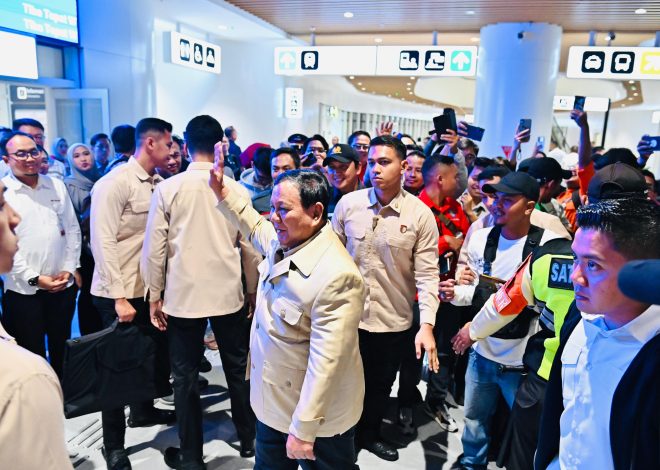 Disambut Antusias Warga, Presiden Prabowo Tiba di Bandung Naik Kereta Cepat Whoosh