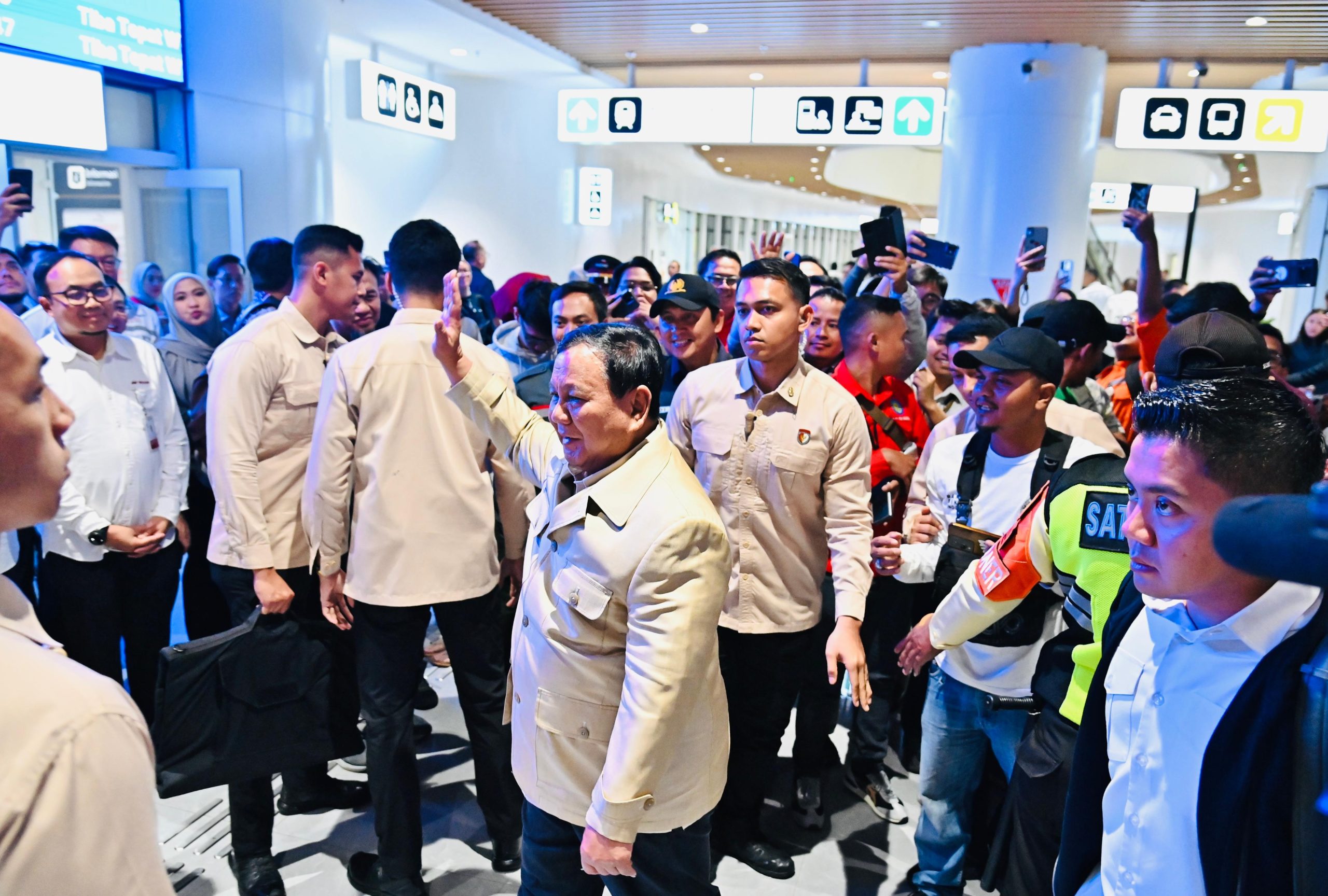 Disambut Antusias Warga, Presiden Prabowo Tiba di Bandung Naik Kereta Cepat Whoosh