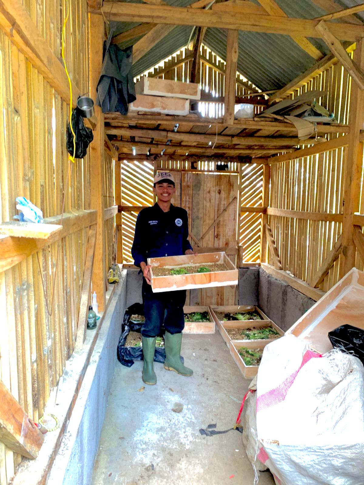 Sampah Bukan Musibah, Maggot Bawa Berkah. Mahasiswa KKN ITG Teknik Industri Pelopori Sistem Pengolahan Sampah Organik dengan Maggot Di Desa Sirnagalih.