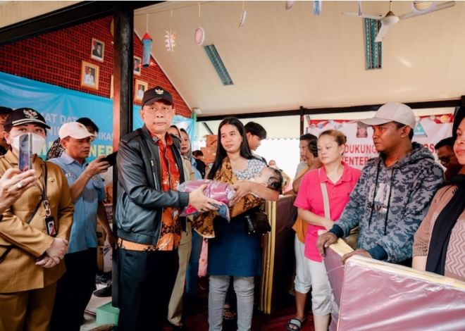 Wamensos Agus Jabo Memberi Bantuan kepada Korban Kebakaran Senen