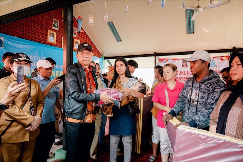 Wamensos Agus Jabo Memberi Bantuan kepada Korban Kebakaran Senen