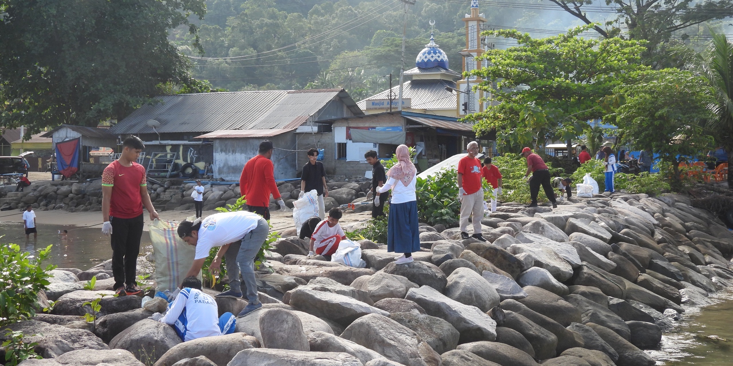 Gerakan Laut Sehat Bebas Sampah, KKP Angkut 230 Kg Sampah dari Pantai Padang
