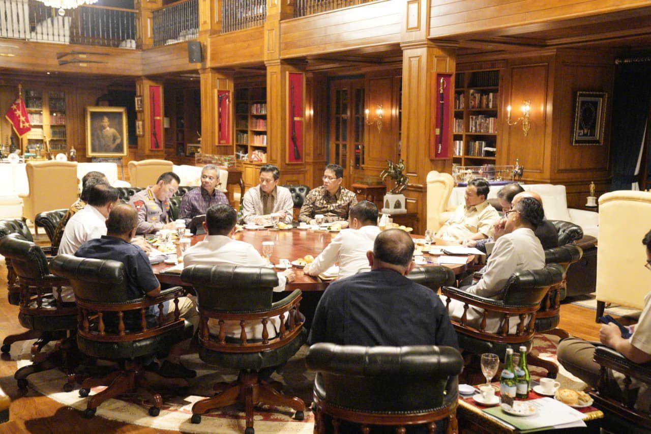 Presiden Prabowo Instruksikan Prototipe Listrik Pedesaan Tenaga Surya,Bahas Giant Sea Wall di Hambalang