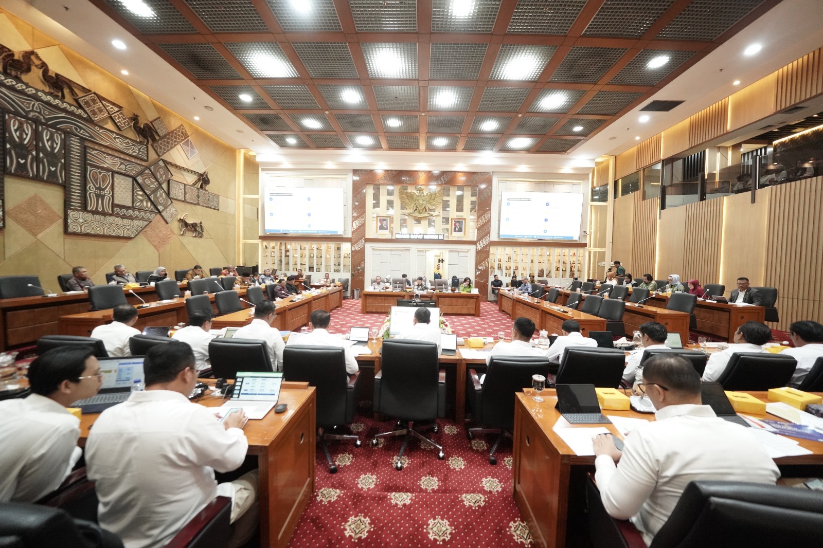 Raker dengan Komisi IX DPR, Menteri Karding Paparkan Penguatan Program Pelindungan PMI