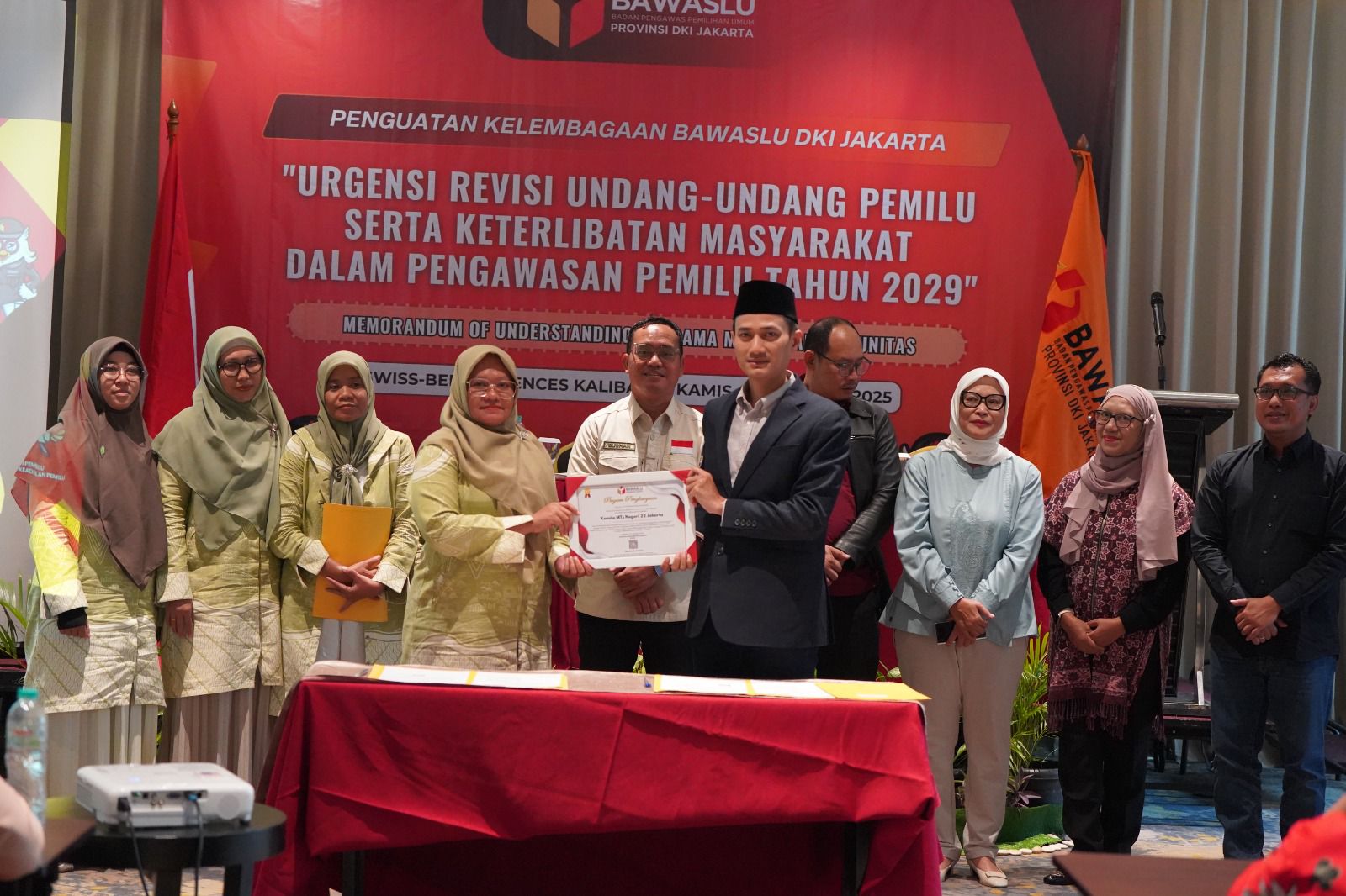 Komite MTsN 22 Jakarta dan Bawaslu DKI Jakarta MoU Tanamkan Nilai Demokrasi Sejak Dini di Lingkungan Madrasah