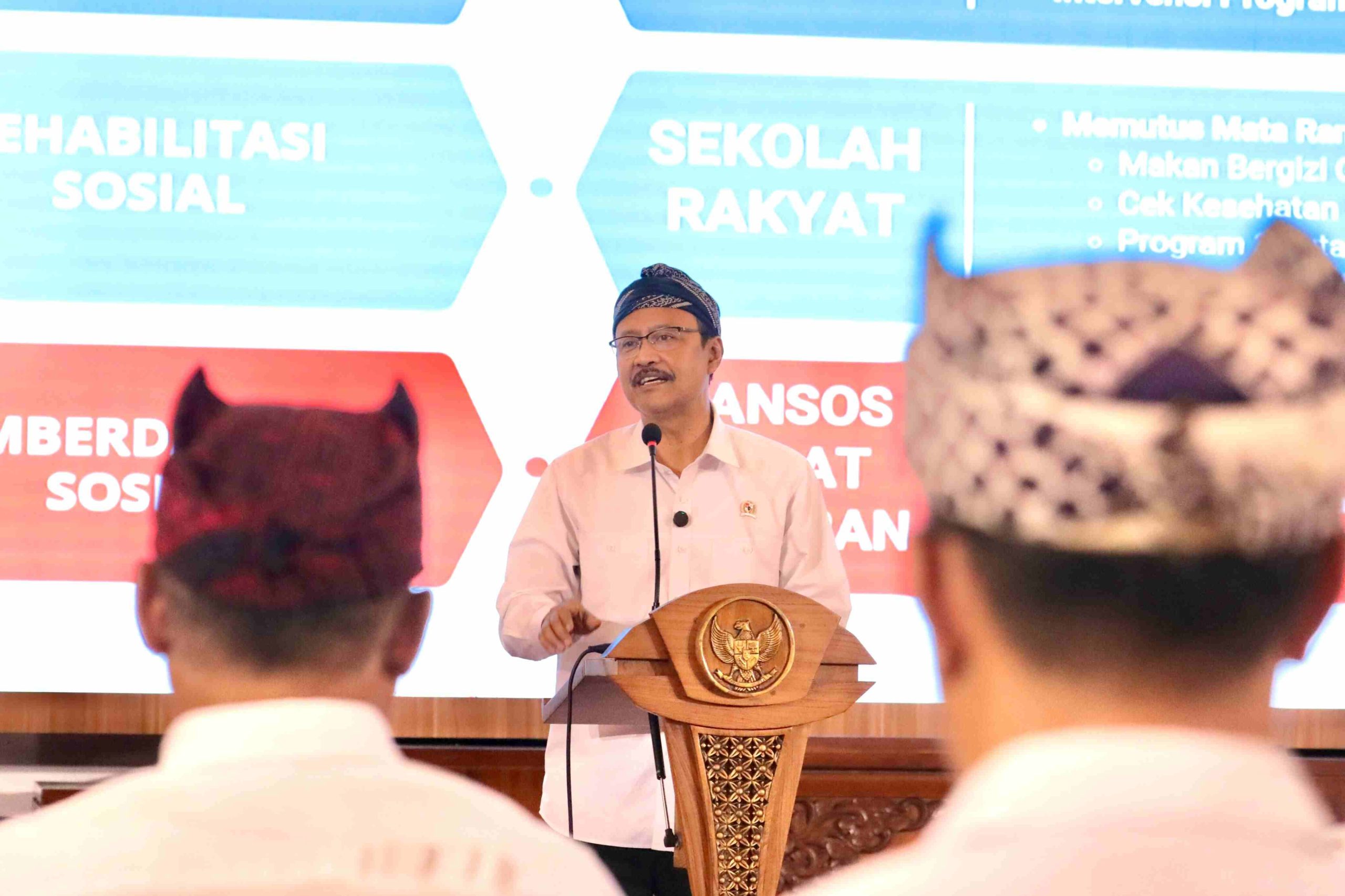 Gus Ipul Kumpulkan Kades Banyuwangi, Dorong Digitalisasi Bansos Tepat Sasaran