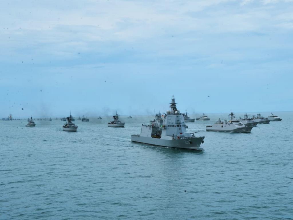 Presiden Tinjau Parade Militer, TNI AL Kerahkan Puluhan Kapal Perang di Teluk Jakarta