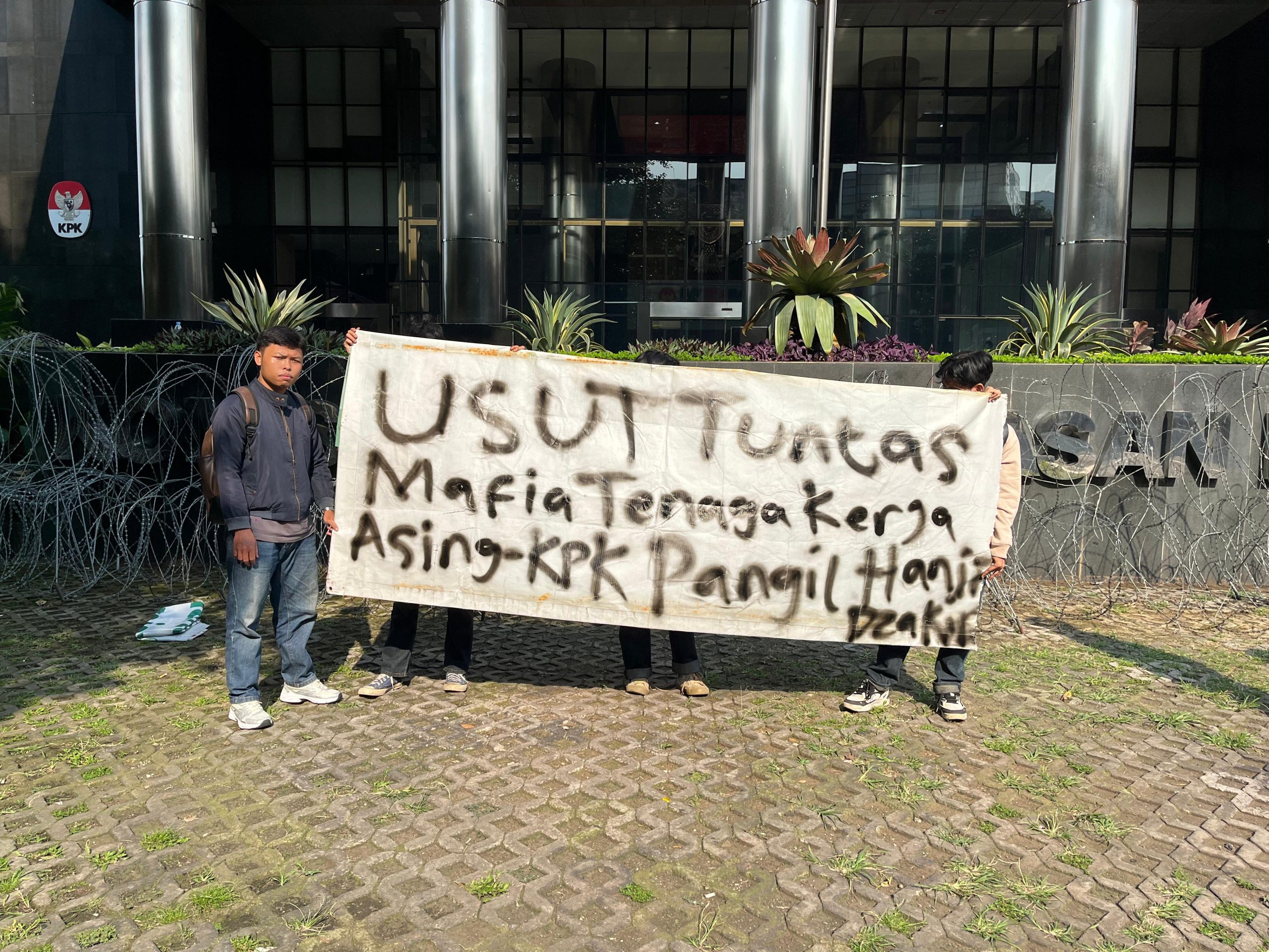 PERGERAKAN MAHASISWA ANTI-KORUPSI (PMK) DESAK KPK USUT TUNTAS MAFIA PERIZINAN TENAGA KERJA ASING, PANGGIL DAN PERIKSA HANIF DHAKIRI!