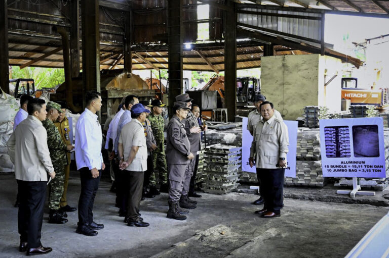 Presiden Prabowo Melihat Langsung Penyerahan Aset dari Tambang Ilegal kepada PT Timah.