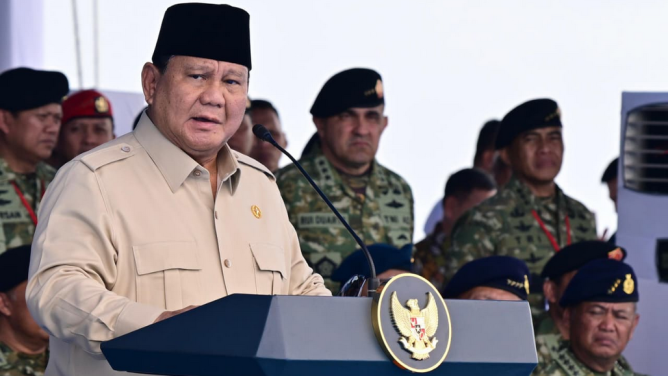 Presiden Prabowo Hadiri Presidential Inspection di KRI dr. Radjiman Wedyodiningrat, Anugerahkan Tanda Kehormatan