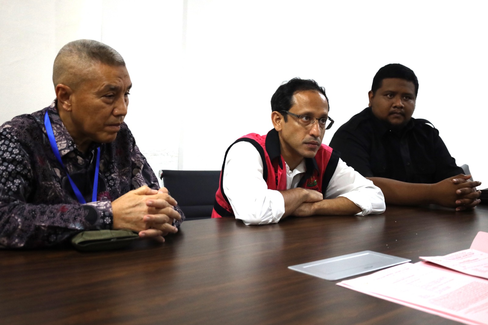 Kejagung Serahkan 4 Tersangka dan Barang Bukti Kasus Korupsi Digitalisasi Pendidikan ke Kejari Jakpus