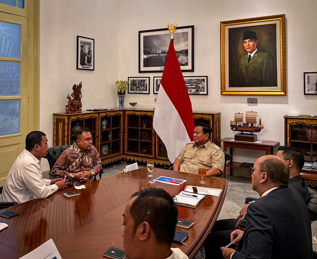 Presiden Prabowo Bahas Stabilitas Politik dan Penguatan Investasi Bersama Sejumlah Tokoh di Istana Merdeka