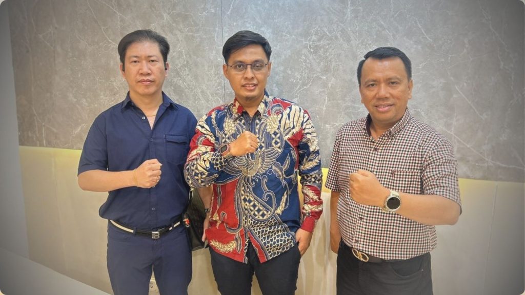 Dr. Kurnia (Kiri), Satria Wibawa, Kuasa Hukum Pajak dan Kepabeanan-Cukai (Tengah), Dr. Herdi Munte (Kanan), saat berbincang mengenai efisiensi fiskal di bidang kepabeanan dan cukai.