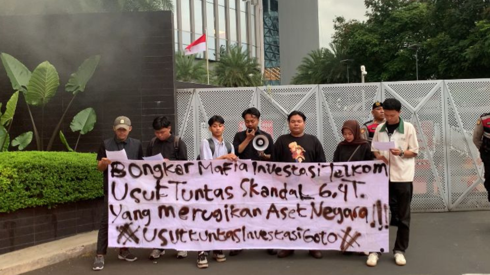 Usut Tuntas Dugaan Penyimpangan Investasi Telkomsel ke GoTo Rp 6,4 Triliun!