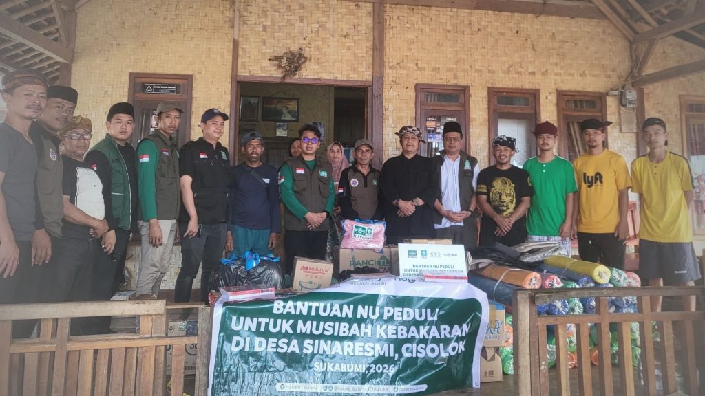 LPBI PBNU dan LAZISNU saat menyalurkan bantuan untuk para penyintas kebakaran di Ciptamulya, Sukabumi pada Selasa (12/08/2026). Dok Foto : Ikdal Ramdani, LPBI PBNU